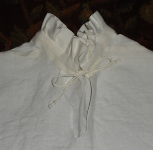detail of the neck of the shirt